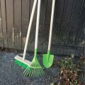 Bigjigs Toys Long Handled Garden Broom Green