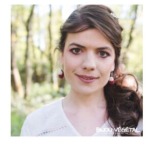 Live Jewellery - Tear earrings red with persistent white flowers