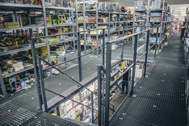 Warehouse shelves with toys at Dvěděti.cz